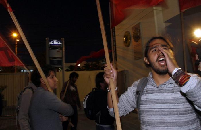 Pérez-Reverte llama "perfecto idiota" a Assange por este tuit sobre Cataluña