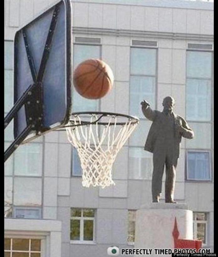 Rajoy coronado, El Rey León y otras fotos en el momento preciso