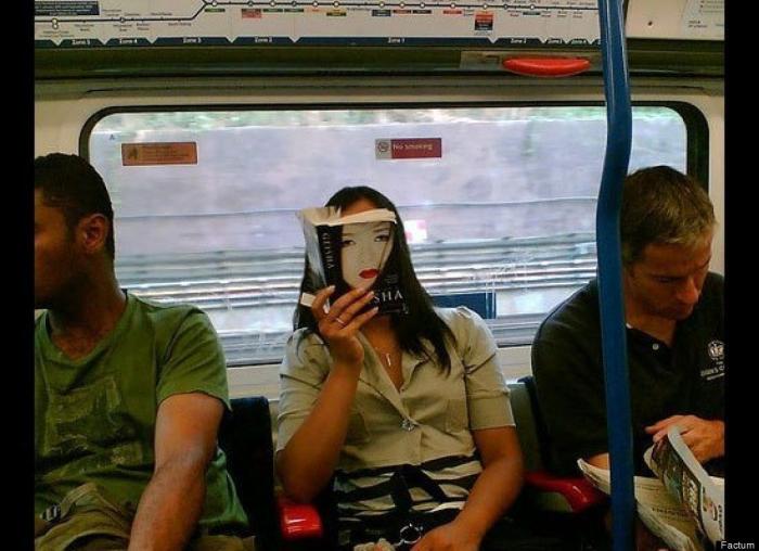 Rajoy coronado, El Rey León y otras fotos en el momento preciso