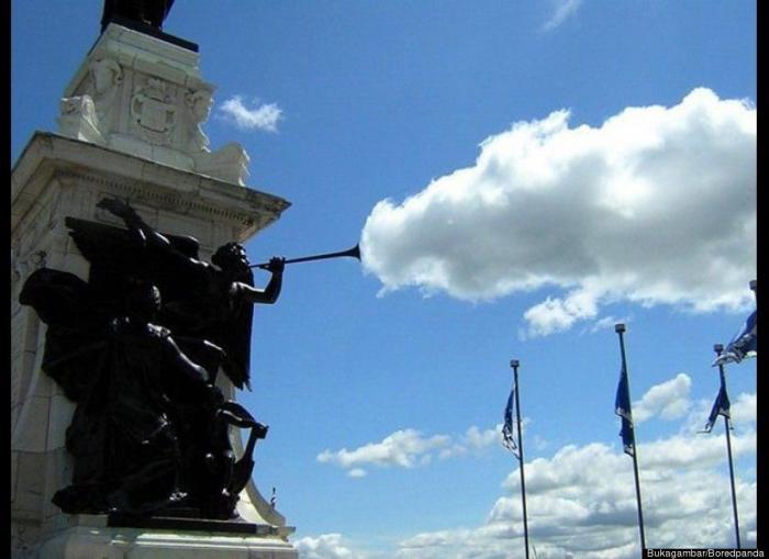 Rajoy coronado, El Rey León y otras fotos en el momento preciso