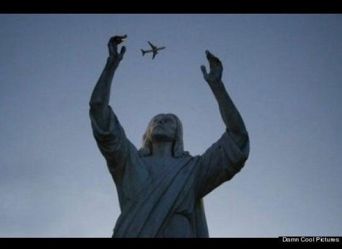 Rajoy coronado, El Rey León y otras fotos en el momento preciso