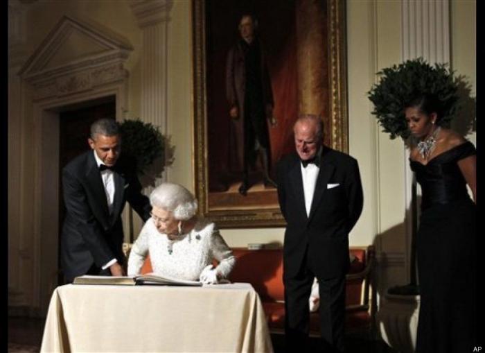 Rajoy coronado, El Rey León y otras fotos en el momento preciso