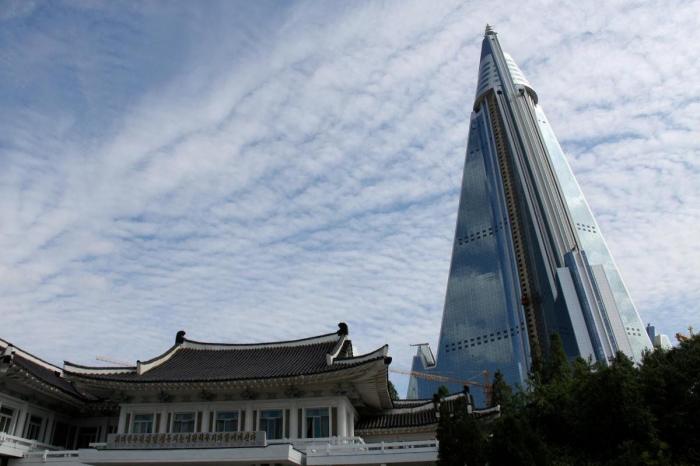 Desvelado el interior del misterioso hotel 'fantasma' Ryugyong en Corea del Norte (FOTOS)