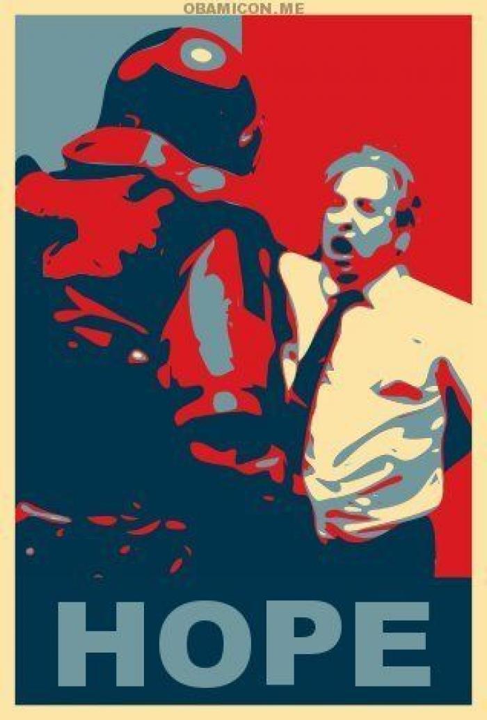 El camarero del 25-S monta un número en un acto de Monedero (VÍDEO)