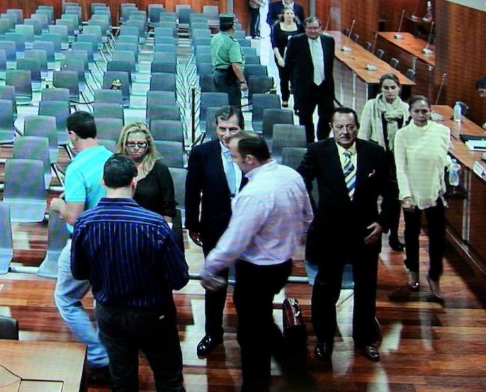 Julián Muñoz: "Soy un humilde camarero, que firmó todo sin dinero a cambio"