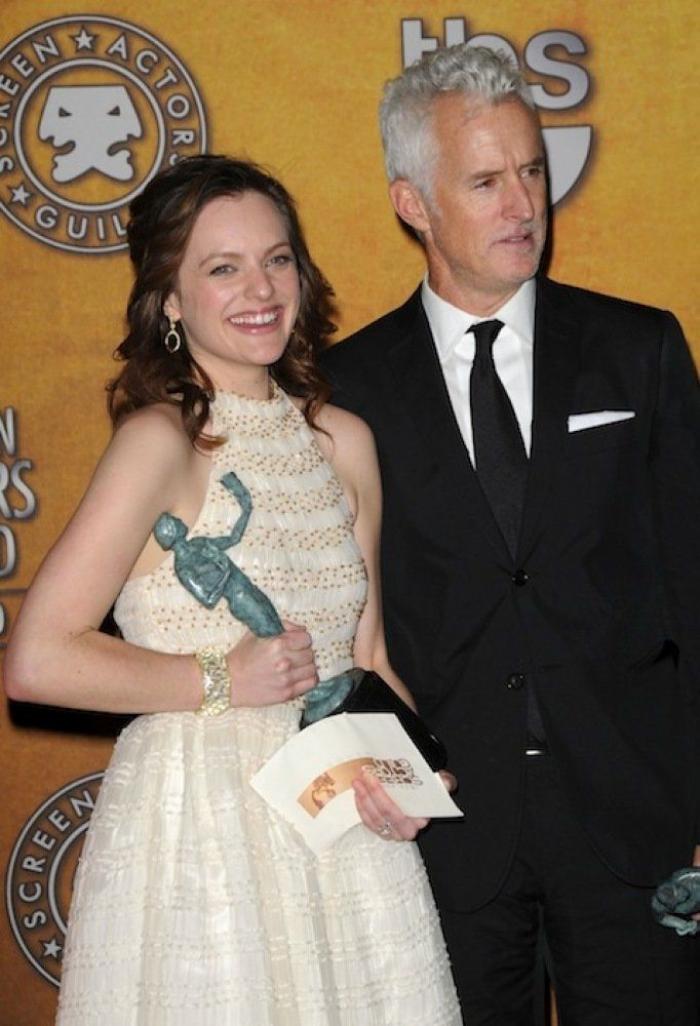 Elisabeth Moss rubia: 'Peggy' de 'Mad Men' se marca un Miley Cyrus (FOTOS)