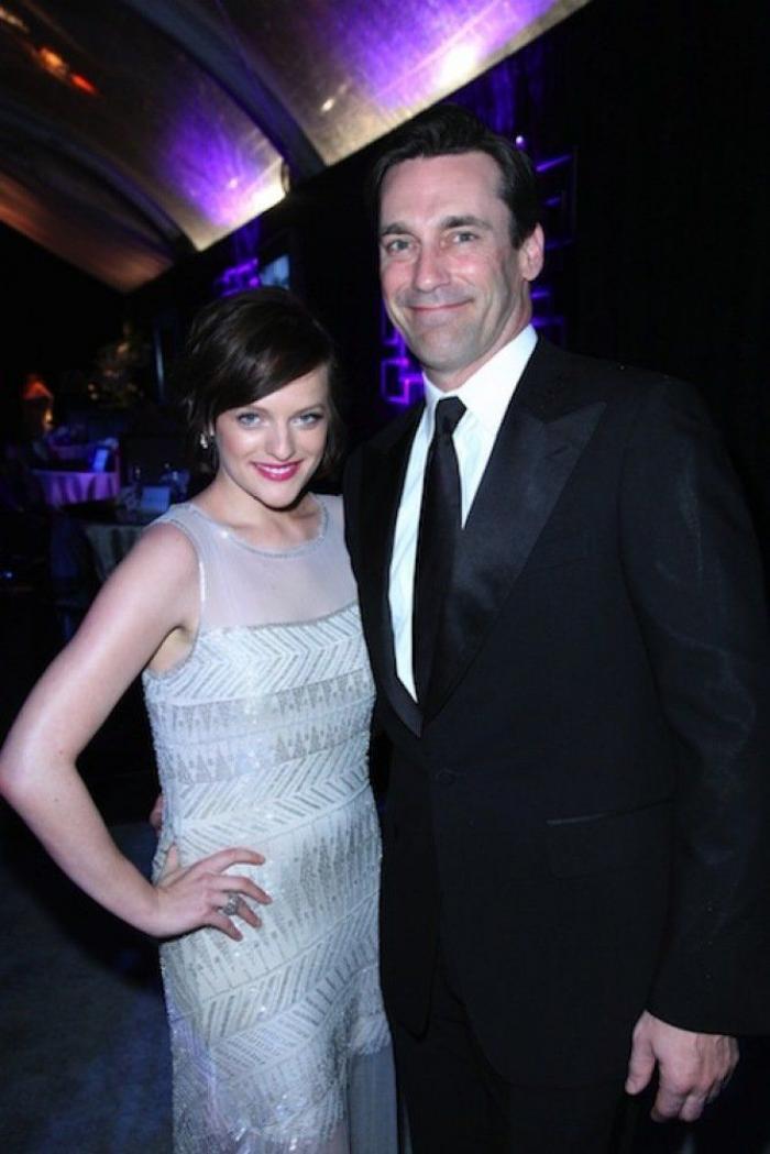 Elisabeth Moss rubia: 'Peggy' de 'Mad Men' se marca un Miley Cyrus (FOTOS)