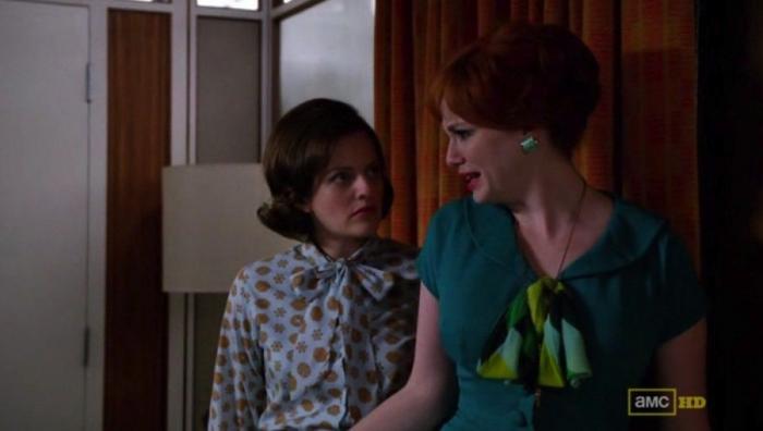 Elisabeth Moss rubia: 'Peggy' de 'Mad Men' se marca un Miley Cyrus (FOTOS)