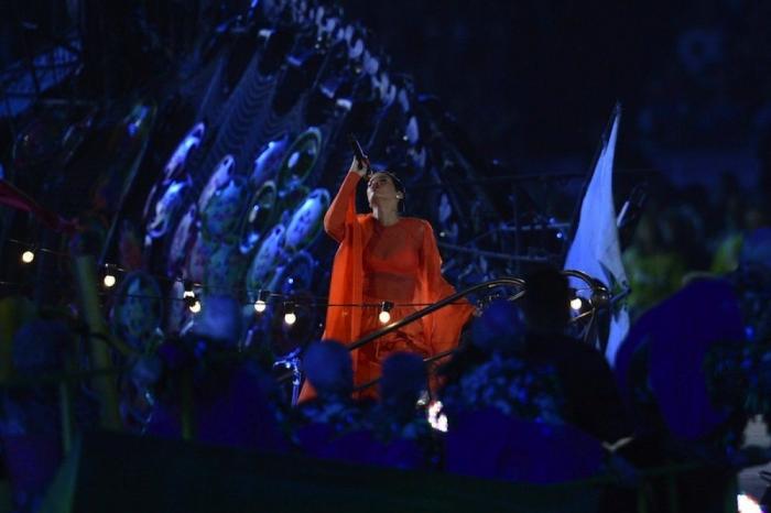 Rihanna: tatuaje en el pecho de la Diosa Isis en homenaje a su abuela (FOTOS)