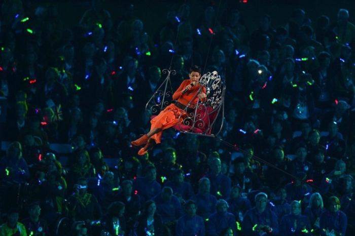 Rihanna: tatuaje en el pecho de la Diosa Isis en homenaje a su abuela (FOTOS)