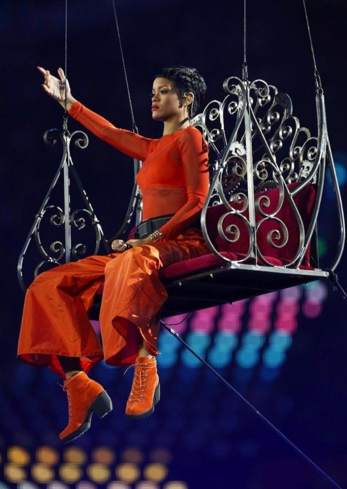 Rihanna: tatuaje en el pecho de la Diosa Isis en homenaje a su abuela (FOTOS)