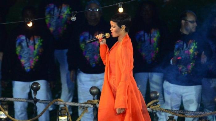 Rihanna: tatuaje en el pecho de la Diosa Isis en homenaje a su abuela (FOTOS)