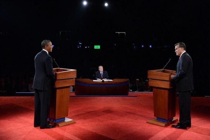 Así son los debates en EEUU: con preguntas y derecho a revisar si el candidato lleva 'chuletas'