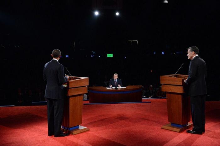 Así son los debates en EEUU: con preguntas y derecho a revisar si el candidato lleva 'chuletas'