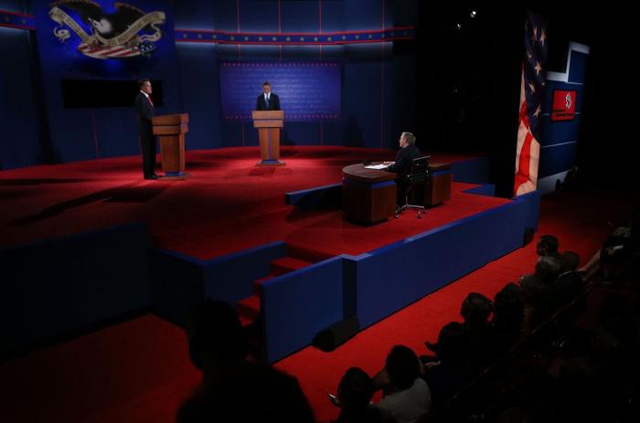 Así son los debates en EEUU: con preguntas y derecho a revisar si el candidato lleva 'chuletas'