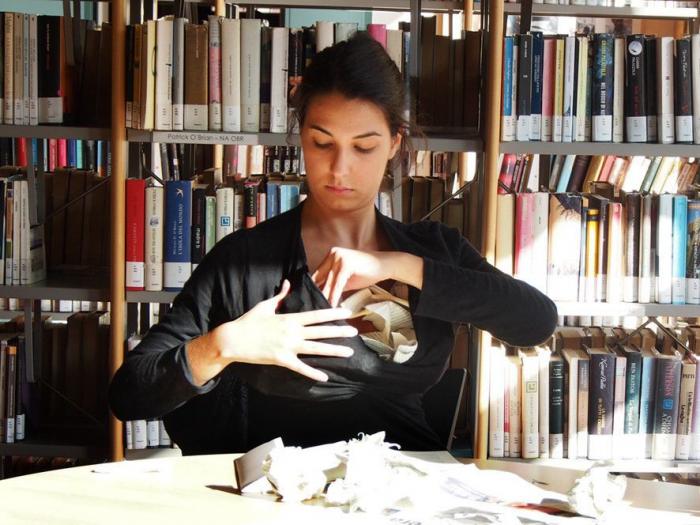 Qué pasa si te rellenas el sujetador con La Metamorfosis: nueva obra de la artista Yolanda Domínguez (VÍDEO)