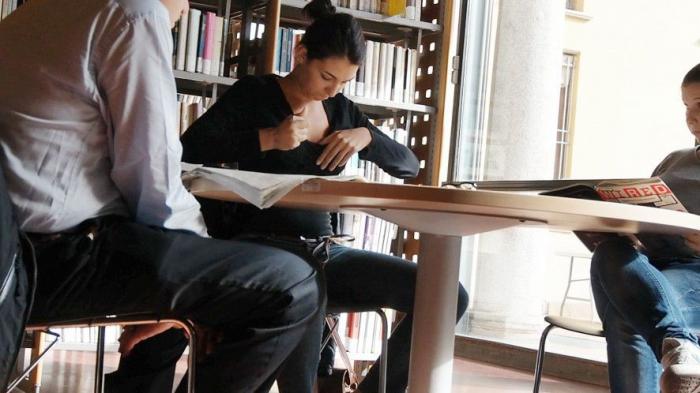 Qué pasa si te rellenas el sujetador con La Metamorfosis: nueva obra de la artista Yolanda Domínguez (VÍDEO)