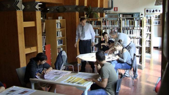 Qué pasa si te rellenas el sujetador con La Metamorfosis: nueva obra de la artista Yolanda Domínguez (VÍDEO)