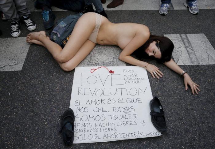 Jill Love: la hippy desnuda, del 25S a la portada de Interviú (FOTOS)