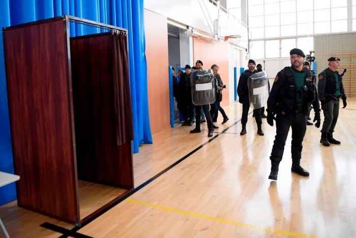 Punset, tras votar: "La democracia es imparable"