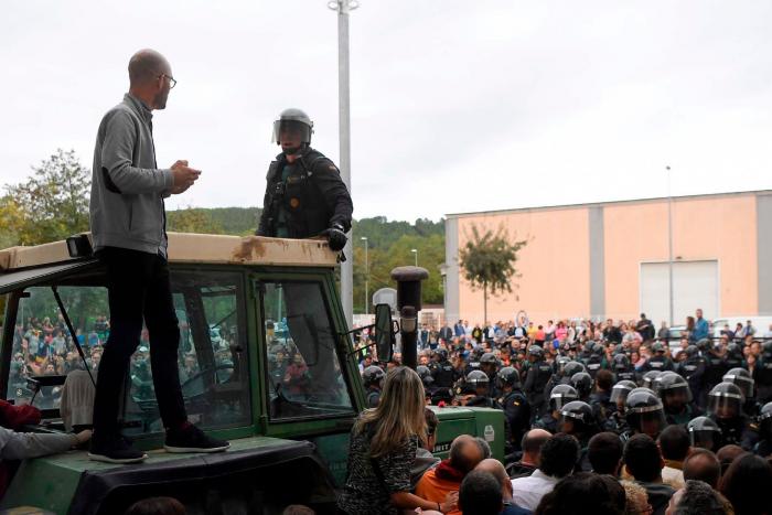 Punset, tras votar: "La democracia es imparable"