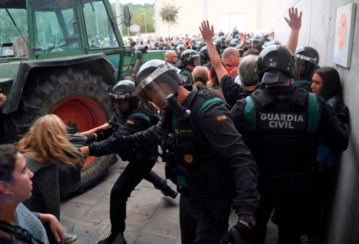 Punset, tras votar: "La democracia es imparable"