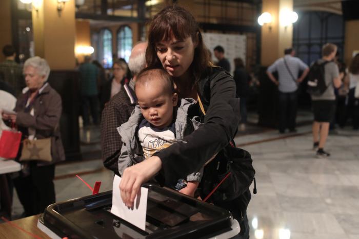 Punset, tras votar: "La democracia es imparable"