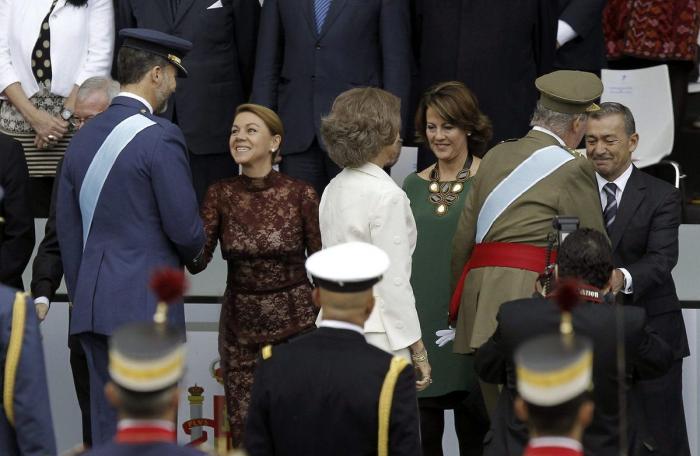 Desfile 12-O: La infanta Elena, ni en la tribuna del rey ni en el saludo de la recepción