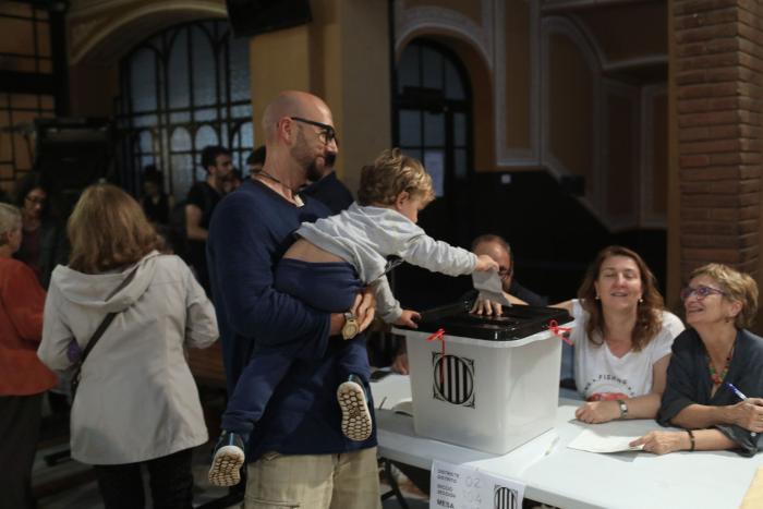 Punset, tras votar: "La democracia es imparable"