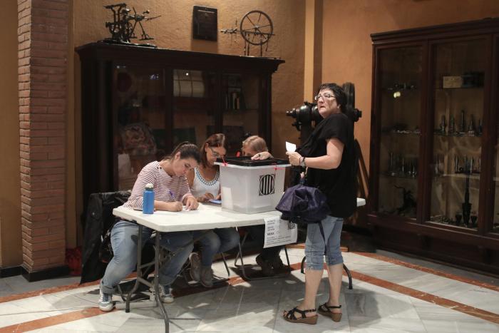 Punset, tras votar: "La democracia es imparable"