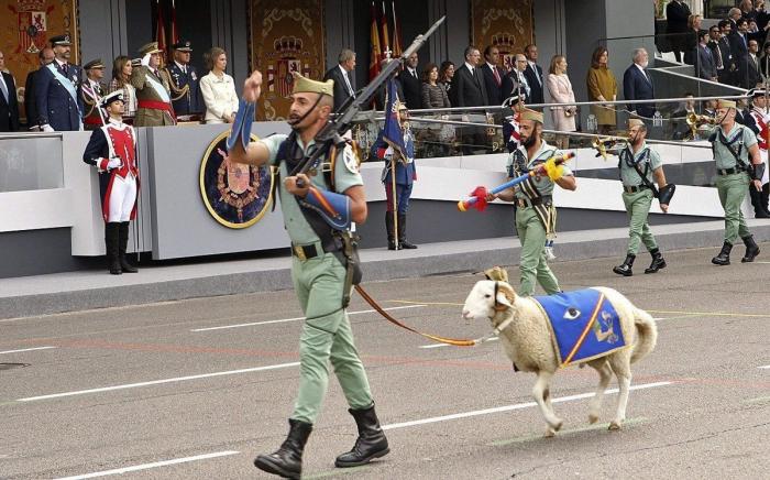 Desfile 12-O: La infanta Elena, ni en la tribuna del rey ni en el saludo de la recepción