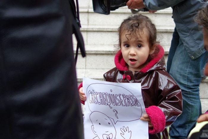 Bebés 'abandonados' protestan por plazas en las guarderías francesas (FOTOS)