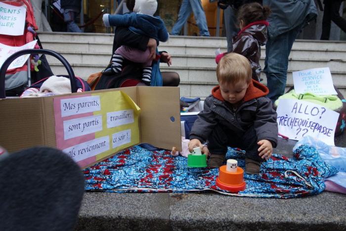 Bebés 'abandonados' protestan por plazas en las guarderías francesas (FOTOS)