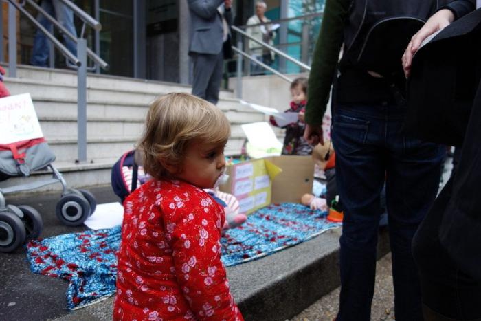 Bebés 'abandonados' protestan por plazas en las guarderías francesas (FOTOS)