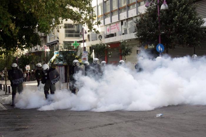 Huelga general en Grecia: Un muerto en las manifestaciones que colapsan Atenas (FOTOS)