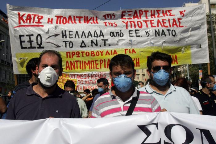 Huelga general en Grecia: Un muerto en las manifestaciones que colapsan Atenas (FOTOS)