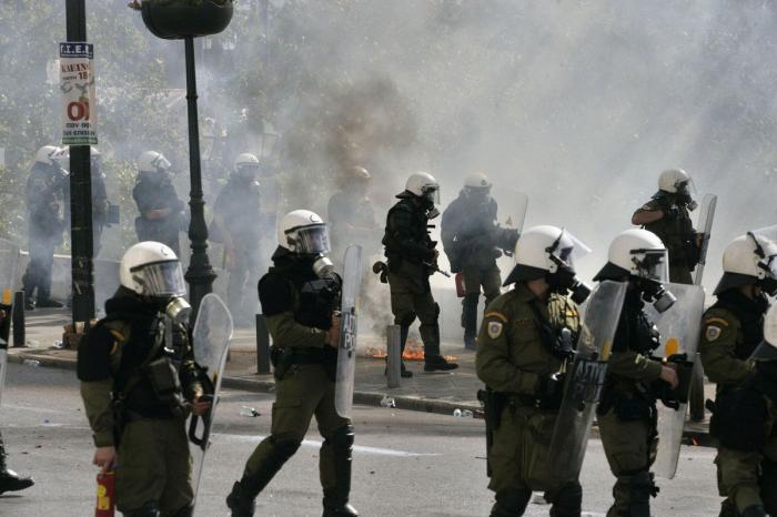 Huelga general en Grecia: Un muerto en las manifestaciones que colapsan Atenas (FOTOS)