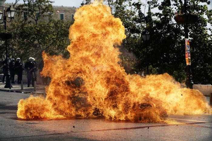 Huelga general en Grecia: Un muerto en las manifestaciones que colapsan Atenas (FOTOS)
