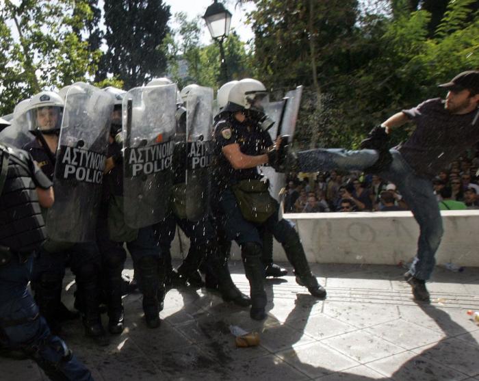 Huelga general en Grecia: Un muerto en las manifestaciones que colapsan Atenas (FOTOS)