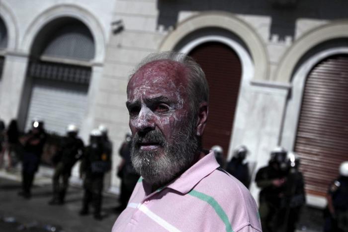 Huelga general en Grecia: Un muerto en las manifestaciones que colapsan Atenas (FOTOS)