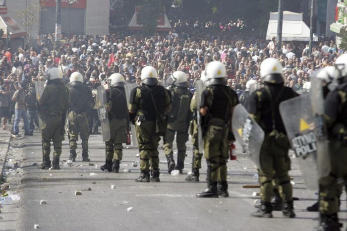Huelga general en Grecia: Un muerto en las manifestaciones que colapsan Atenas (FOTOS)