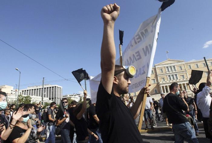 Huelga general en Grecia: Un muerto en las manifestaciones que colapsan Atenas (FOTOS)