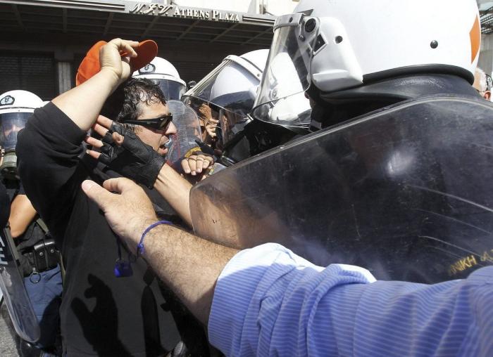 Huelga general en Grecia: Un muerto en las manifestaciones que colapsan Atenas (FOTOS)