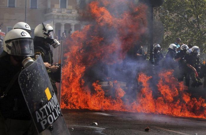 Huelga general en Grecia: Un muerto en las manifestaciones que colapsan Atenas (FOTOS)