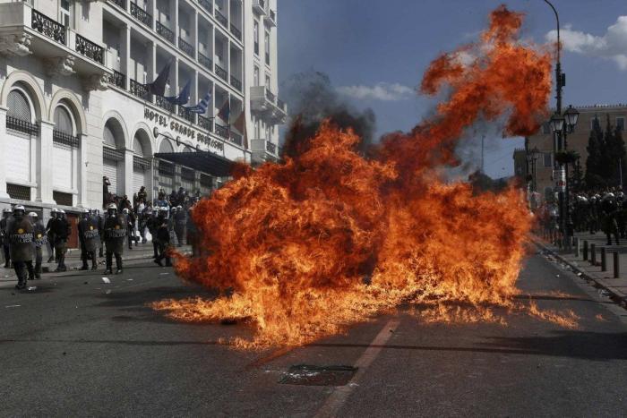 Huelga general en Grecia: Un muerto en las manifestaciones que colapsan Atenas (FOTOS)