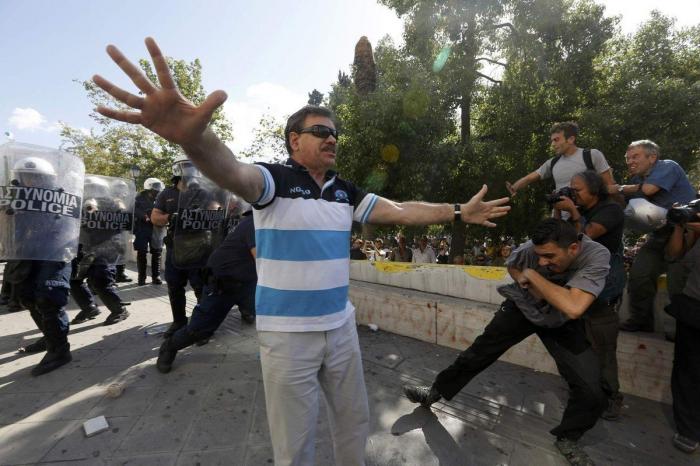 Huelga general en Grecia: Un muerto en las manifestaciones que colapsan Atenas (FOTOS)