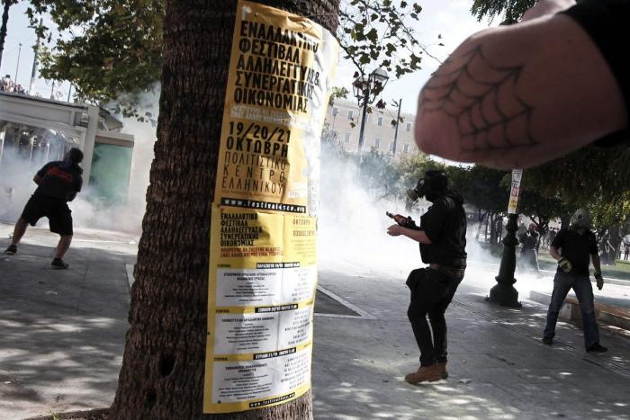 Huelga general en Grecia: Un muerto en las manifestaciones que colapsan Atenas (FOTOS)