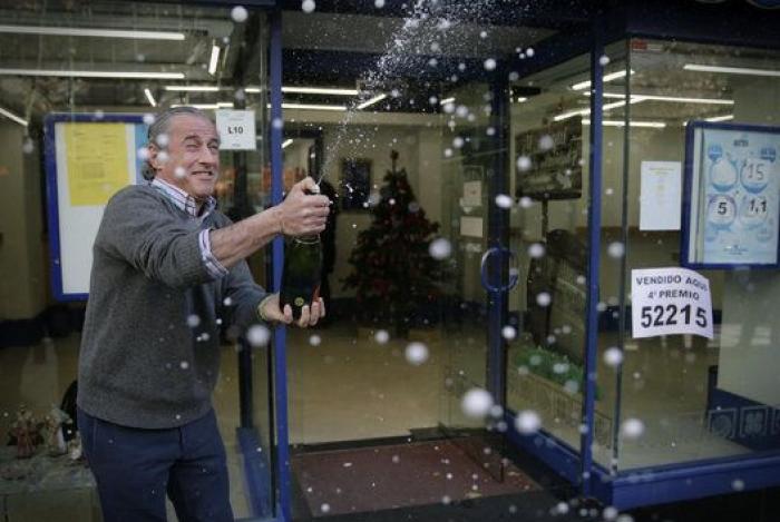 En Twitter se llevan las manos a la cabeza con la mala suerte de este usuario: la foto del décimo lo dice todo