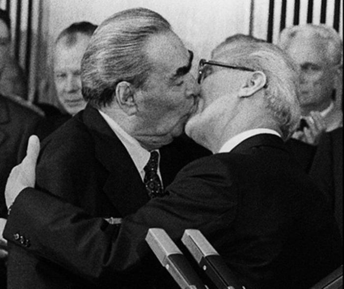 El beso de Marsella: un icono en la defensa de los derechos de los homosexuales (FOTO)