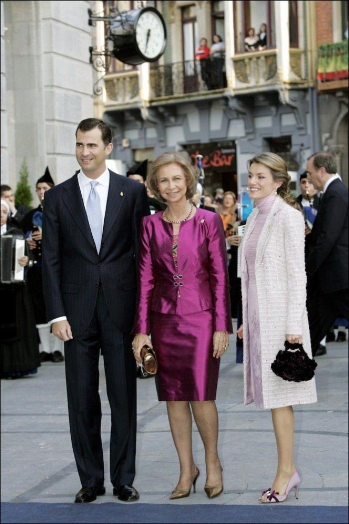 Vestido de Letizia en los Premios Príncipe de Asturias 2012 y repaso a sus 'looks' en las ediciones anteriores (FOTOS)